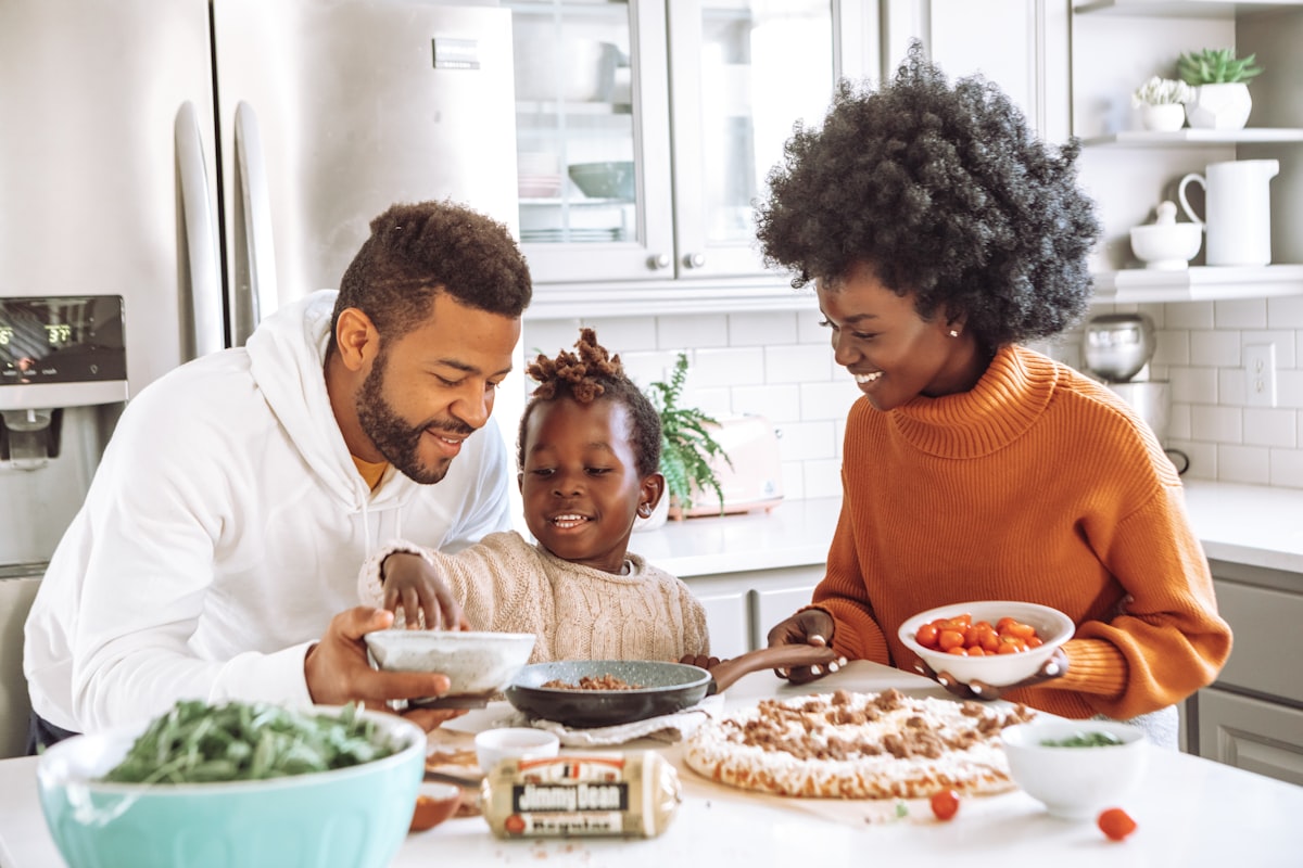 Familia disfrutando de una comida saludable